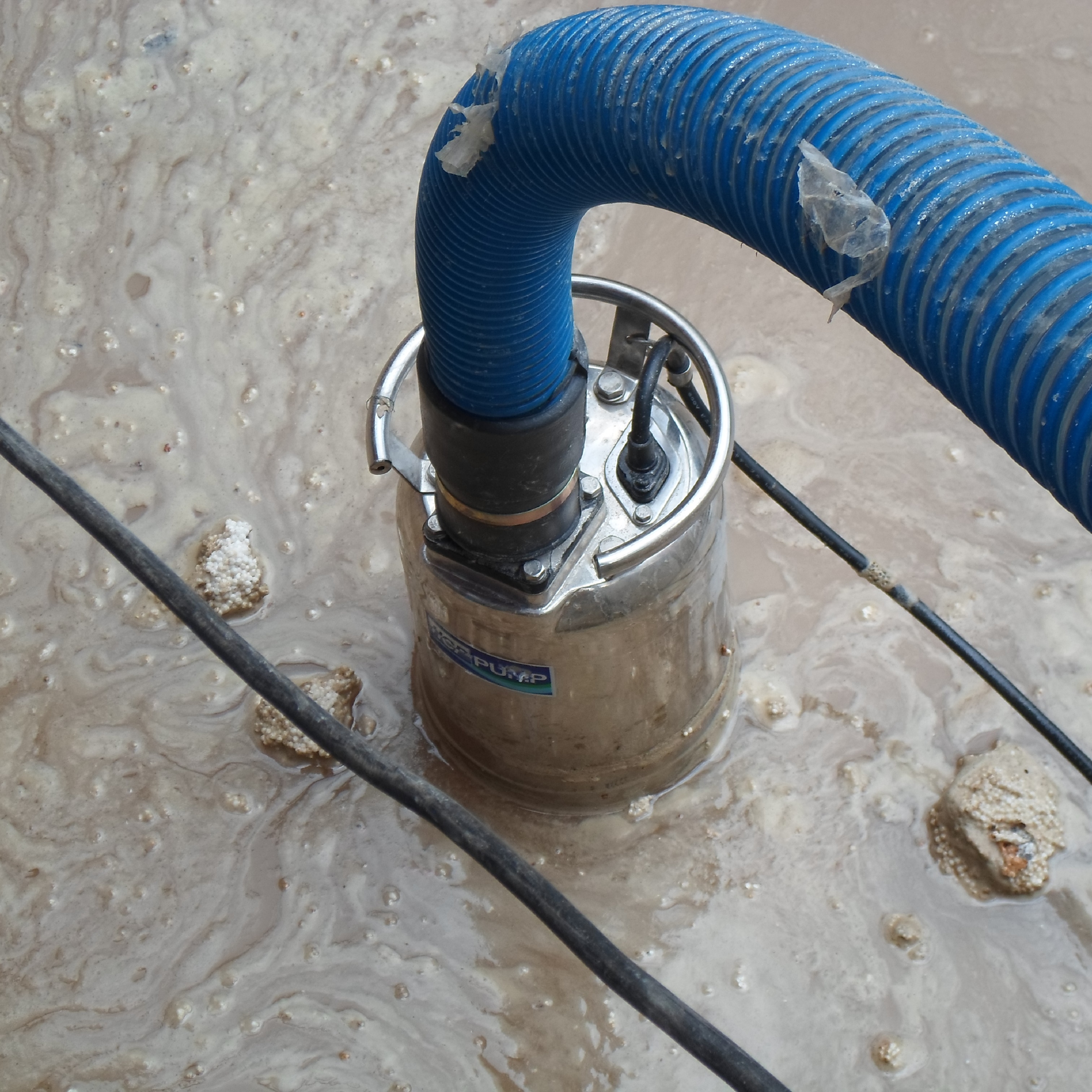 Dewatering in MRT construction site (Sg. Buloh-Kajang line) using 80ASN23.7 (3.7kW) HCP construction pump.